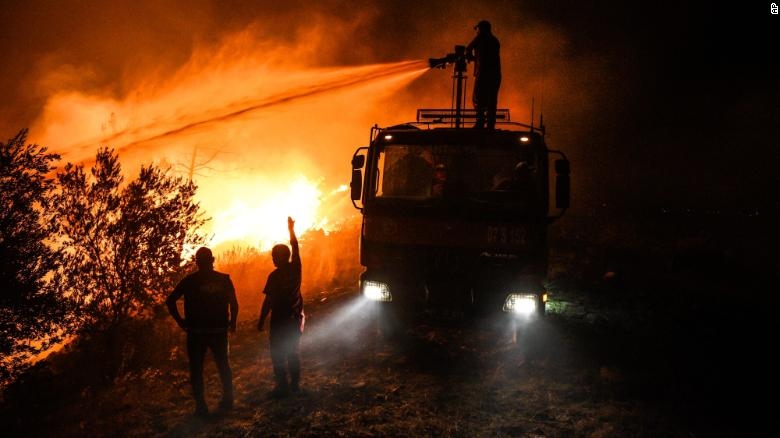 Video: Cháy rừng nhuộm đỏ bầu trời ở Thổ Nhĩ Kỳ